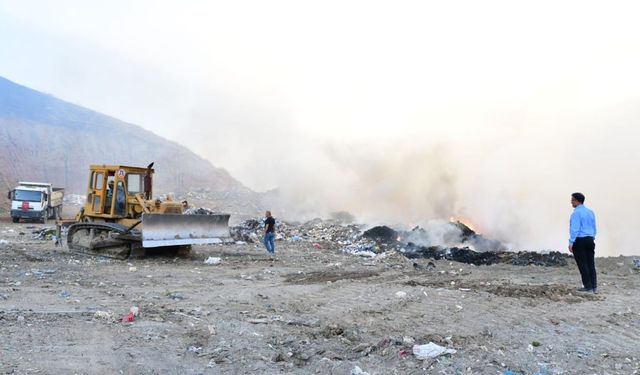 Alaşehir’de çöplük yangını: 1 itfaiye eri dumandan etkilendi