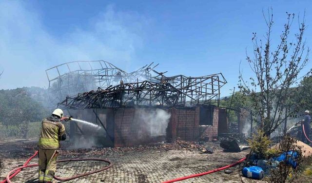 Ankara’da çıkan yangında bir ev kullanılamaz hale geldi