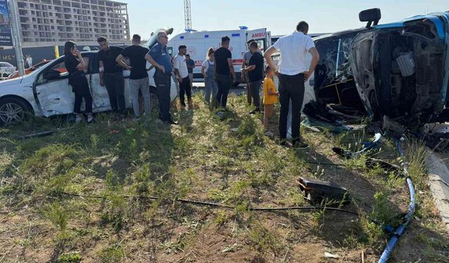 Ankara’da dolmuş ile otomobil çarpıştı:5 yaralı