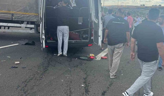 Ankara’da servis minibüsü kamyona çarptı: 1 ölü, 5 yaralı