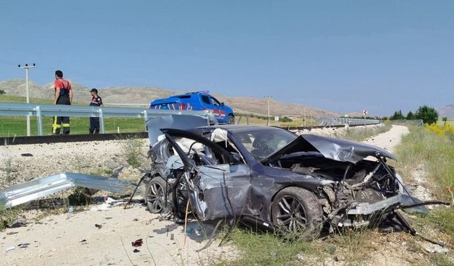 Antalya-Denizli karayolunda kontrolden çıkan otomobil şarampole düştü,3 yaralı