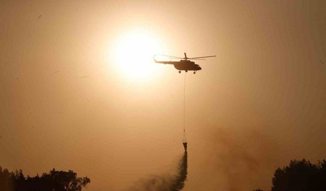 Antalya’da iki noktada çıkan yangında alevlerle burun buruna geldiler