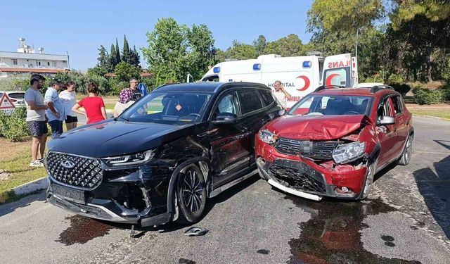 Antalya’da iki otomobil çarpıştı: 7 yaralı