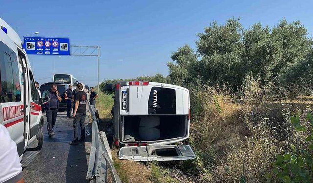 Antalya’da kontrolden çıkan minibüs devrildi, 6 turist ve sürücü yaralandı