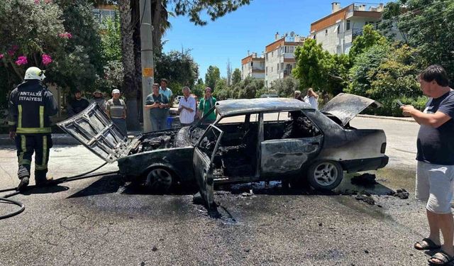 Antalya’da seyir halindeyken alev alan Tofaş otomobil kullanılamaz hale geldi