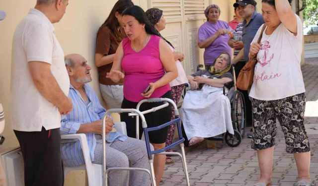 Antalya’da yangın paniği, apartman dumanla kaplandı, yaşlı çift kurtarıldı