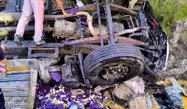 Antalya’da yumurta yüklü kamyon devrildi: 1 ölü