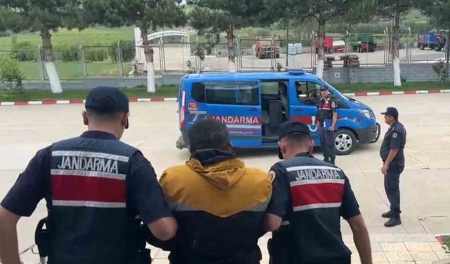 Aranan şahıs, çaldığı traktörle tarlada yakalandı