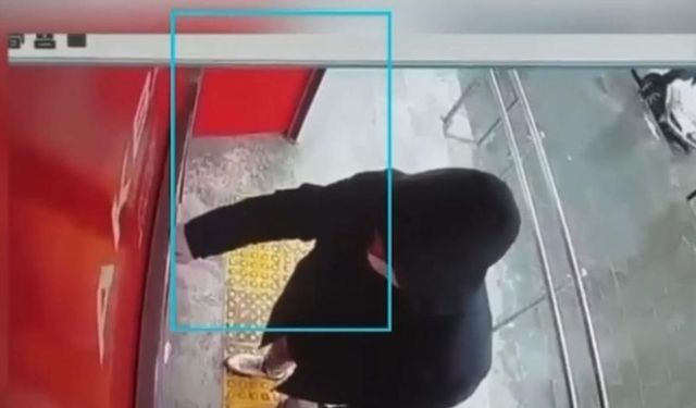 ATM önlerinde vatandaşları dolandıran şüphelilerin kılık değiştirip kaçmaları kameralara yansıdı