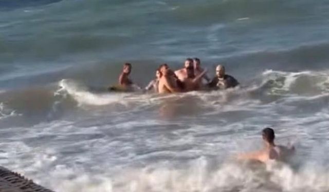 Boğulmak üzere olan genci vatandaşlar kurtardı