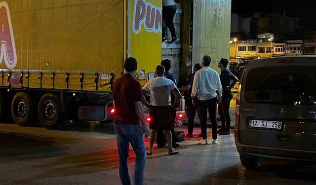 Çanakkale’de kaçak göçmenler brandasını yırtıp girdikleri tırın dorsesinde yakalandı