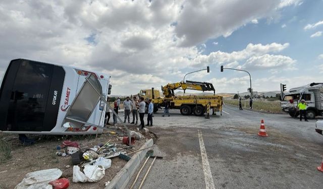 Çubuk’ta personel servisi ile canlı hayvan yüklü kamyonet çarpıştı: 3 yaralı