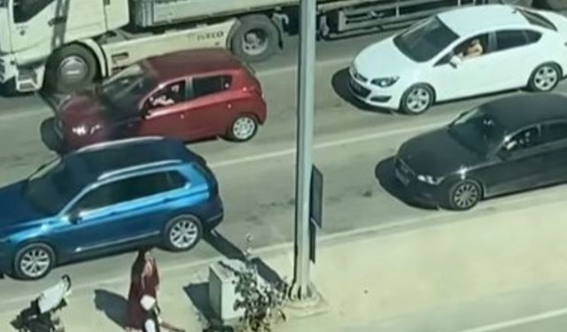 Dilencilerin kavşakta mıntıka kavgası...Cezaları kesildi