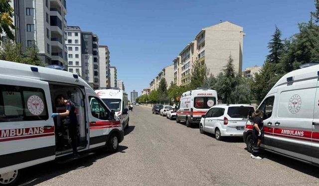 Diyarbakır’da bir apartmanda yangın çıktı. Olay yerine çok sayıda itfaiye, sağlık ve polis ekibi sevk edilirken, apartmanda mahsur kalanların olduğu öğrenildi.
