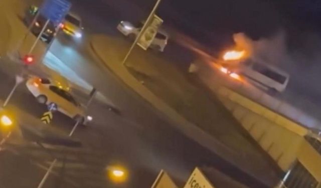 Diyarbakır’da bir minibüs alev alev yandı