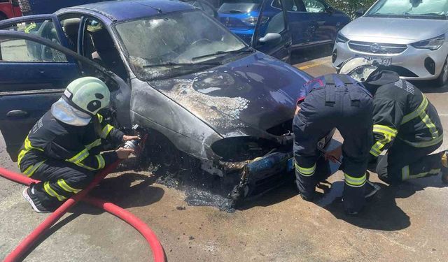 Diyarbakır’da hastane otoparkında otomobil yangını
