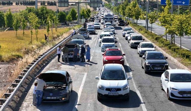 Diyarbakır’da onlarca araç hararet yapınca kilometrelerce kuyruk oluştu