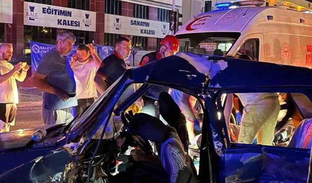 Duble yolda iki otomobil çarpıştı: 5 yaralı