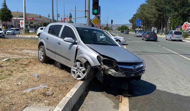 Elazığ’da otomobil refüje çıktı: 4 yaralı