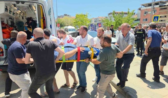 Fren yerine gaza basınca kaldırımdaki yayalara çarptı