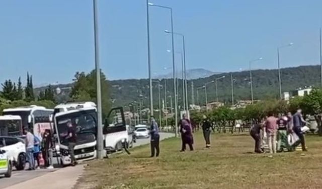 Freni patlayan minibüs önündeki araca ve aydınlatma direğine çarptı: 4 yaralı