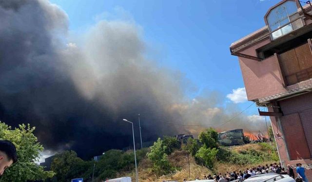 Gaziosmanpaşa’da atık toplama merkezinde yangın çıktı