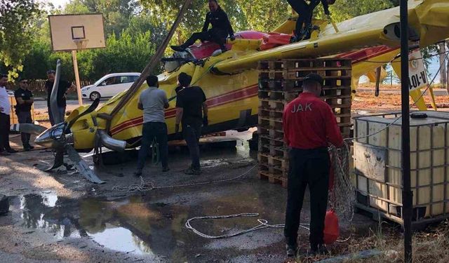 Göle düşen uçağın enkazının çıkartılma görüntüleri paylaşıldı