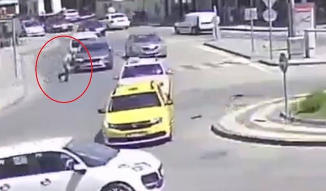 Görenleri hayrete düşüren kaza kamerada... Otomobilin çarpmasıyla savruldu hiçbir şey olmamış gibi yoluna devam etti