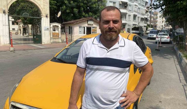 Günün kahramanı taksici: Caddeyi geçip insanların üzerine giden otomobili durdurdu