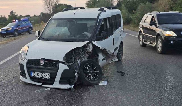 İki otomobil kafa kafaya çarpıştı: 3 yaralı