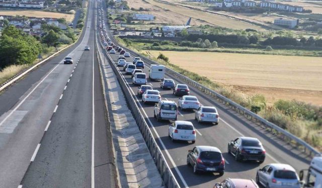İstanbul’dan Trakya’ya akın: Tatilciler yola çıktı, şeritler doldu