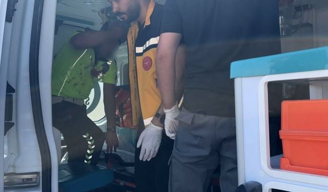 Kamyonet, polis aracına çarptı: 2 polis yaralandı