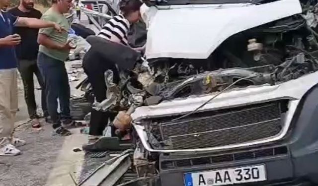Karavan minibüs kamyonete çarptı: 1 ölü, 1 yaralı