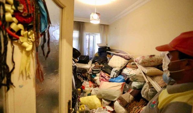 Kepez’de çöp ev operasyonunda 2 ayrı evden 8 kamyon dolusu çöp çıktı