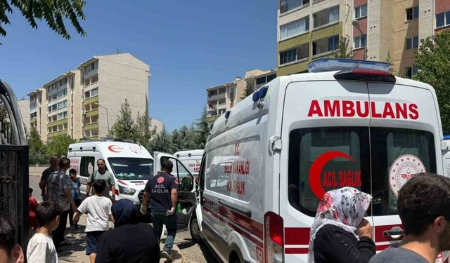 Klima ünitesinden çıkan yangında duman binayı kapladı, 4 kişi etkilendi
