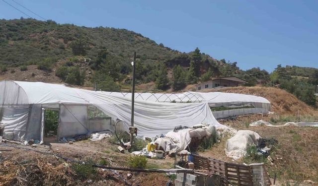 Kumluca’da aniden başlayan hortum seralara zarar verdi
