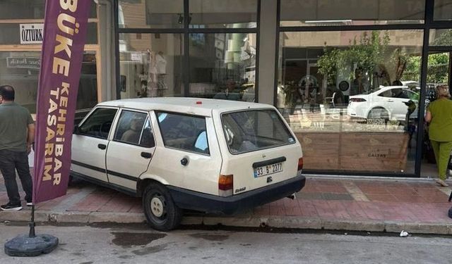 Mersin’de araçlar iş yerlerine daldı