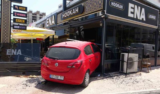 Mersin’de kontrolünü kaybeden kadın sürücü aracıyla kafeye daldı