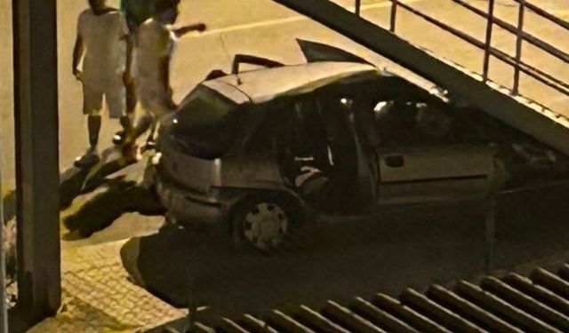Mersin’de otomobil üst geçide çarptı: 6 yaralı