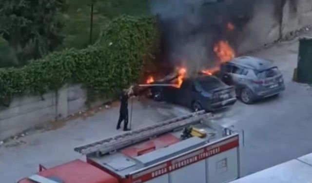 Park halindeki araç alev topuna döndü...Alevler bir başka araca sıçradı