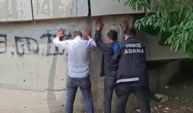 Parklar ve köprü altlarında uyuşturucu kullanan 45 kişi yakalandı