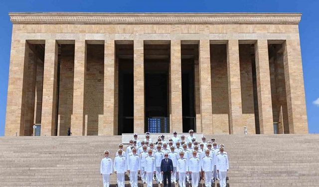 Sahil Güvenlik Komutanlığı, kuruluşunun 43. yıl dönümü dolayısıyla Anıtkabir’i ziyaret etti