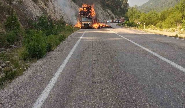 Saman yüklü araç alev alev yandı