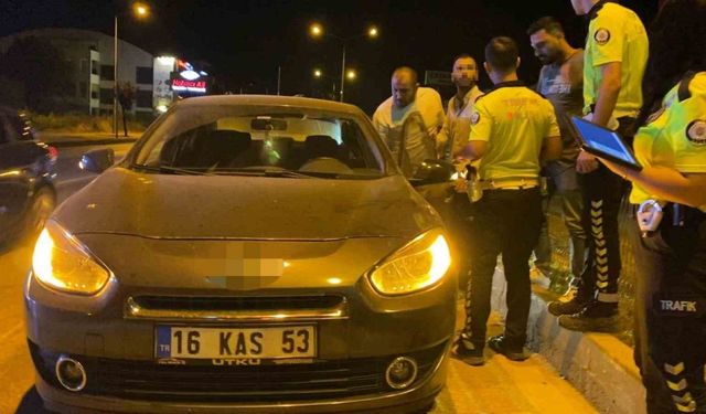 Seyir halinde iken aracını durdurup sızan alkollü sürücü, polise zor anlar yaşattı