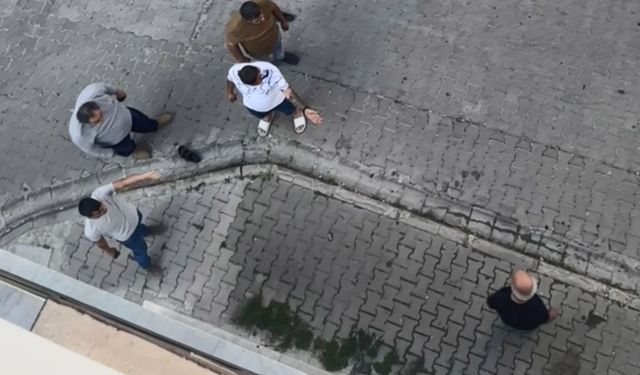 Sokakta eşini bıçakla rehin aldı, vatandaş tek hamleyle kurtardı: O anlar kamerada