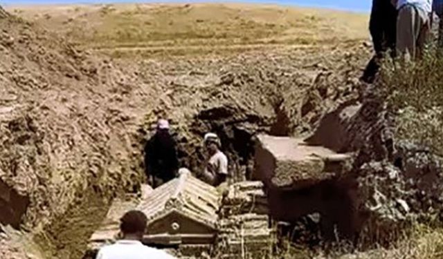 Tarlayı kazarak buldukları lahdi bırakıp kaçtılar