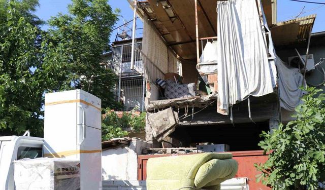 Taşıma işlemi yapılan evin balkonu çöktü: 3 yaralı