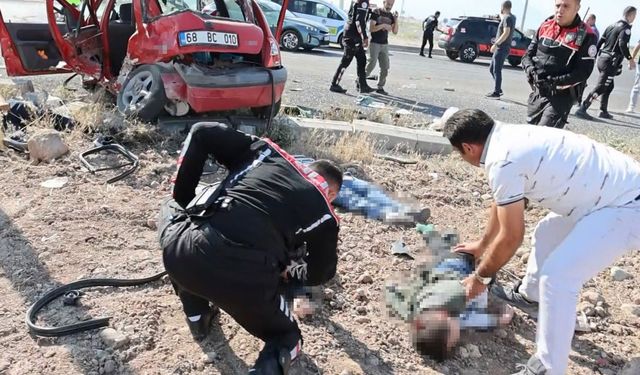 Ticari araçla otomobil çarpıştı... 1 kişi öldü 8 kişi de yaralandı