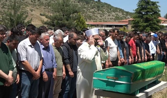 Trafik kazasında hayatını kaybeden genç, son yolculuğuna uğurlandı