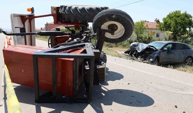 Traktör ile otomobil çarpıştı: 4 yaralı